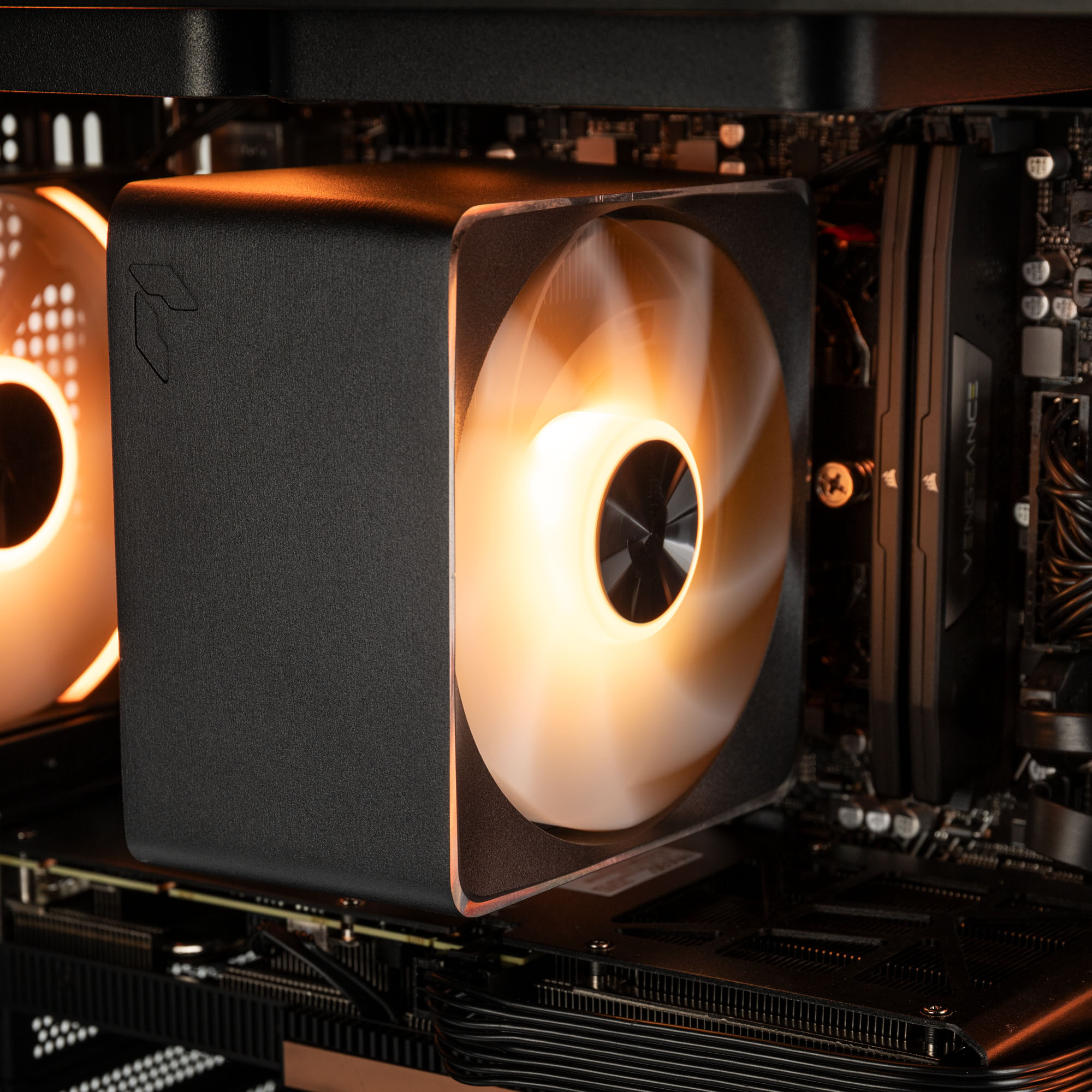 Detailansicht Gaming-PC in Schwarz und Kupfer